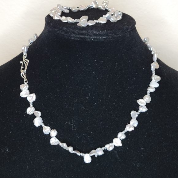 Elegant Silver Pearl Necklace and Bracelet Set - Picture 4 of 5